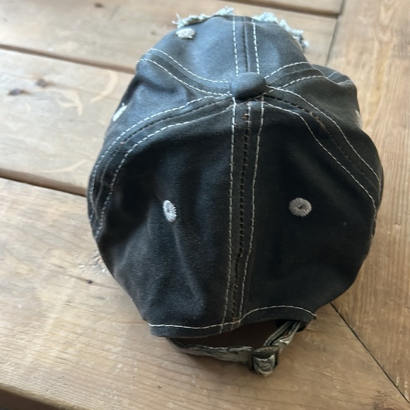 Camo hat. Never worn. - Picture 2 of 3